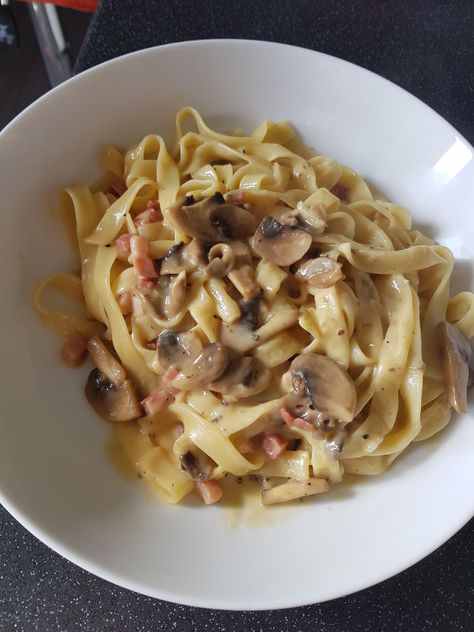 [Homemade] mushroom and pancetta carbonara cooked the authentic way. Healthy Life Inspiration, Baked Crackers, Recipe Example, Food Rules, Vegetarian Keto, Food Images, Recipe Images, Celebrity Chefs, The Hub