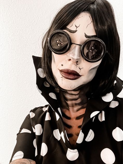 Coraline Evil Mother Costume, Simple Creepy Halloween Costumes, Coraline Mom Makeup, Horror Character Costumes Women, Other Mother Coraline Makeup, The Other Mother Coraline Costume, Coraline Mom Costume, Other Mother Halloween Costume, Other Mother Coraline Costume