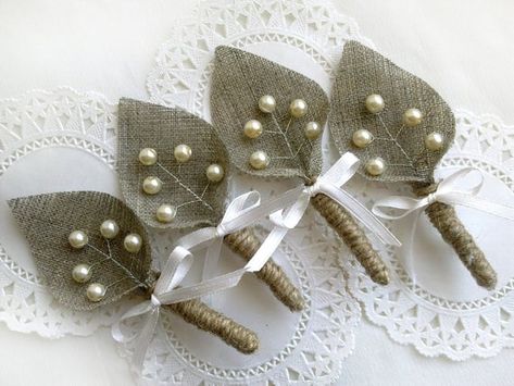 This is a rustic, shabby chic burlap boutonniere, perfect for the Groom and wedding party to wear on your wedding day. Awesome for:  Country Wedding  Barn Wedding  Outdoor Wedding  Fall Wedding  Rustic Wedding  Shabby Chic Wedding      Made with natural burlap , decorated with Ivory pearls (its not Burlap Boutonniere, Grooms Boutonniere, Groom's Boutonniere, Lace Garland, Boutonnieres Prom, Diy Earrings Easy, Groomsmen Boutonniere, Wedding Planning Tools, Groom Boutonniere