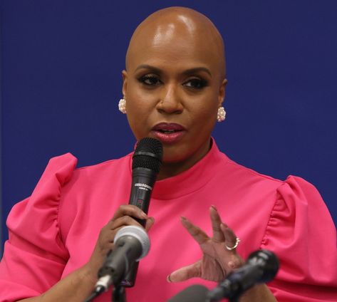 Bald woman Plus Size Bald Women, Bald Women Aesthetic, Bald Black Women, Bald Women Fashion, Bald Hairstyles, Bald Hairstyles For Women, African Head Scarf, Shaved Hairstyles, Bald Head Women