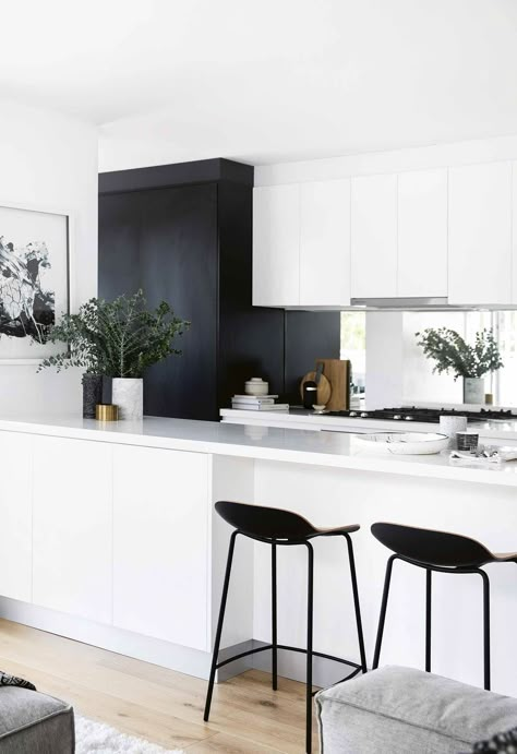 Mirrors can make a surprisingly excellent kitchen splashback and can make your kitchen feel larger than it actually is! Monochrome Kitchen, Kitchen Benchtops, Gloss Kitchen, Est Living, Kitchen Splashback, Kitchen Inspiration Design, Kitchen Mirror, Black Kitchens, Kitchen Space