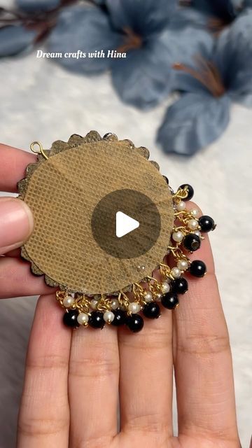 Brooches Handmade Tutorials, Krishna Necklace, Necklace Homemade, Jewellery Making Tutorials, Homemade Diy, Instagram Diy, Jewelry Making Tutorials, Brooches Handmade, Jewelry Diy