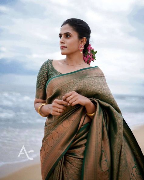 Indian Wedding Saree, Dark Green Blouse, Saree Party Wear, Simple Sarees, Big Fat Indian Wedding, Banarasi Silk Saree, Silk Saree Blouse, Wedding Saree Indian, Green Saree