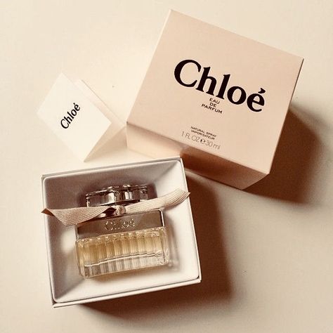 I am in love with this perfume.💋 Chloe Parfum, Chloe Perfume, Hermes Perfume, Celebrity Perfume, Perfume Scents, Perfume Lover, Perfume Design, Best Perfume, Luxury Perfume