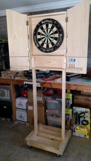 Dartboard Stand Diy, Outdoor Dart Board, Dart Board Wall, Outdoor Yard Games, Diy Yard Games, Dart Board Cabinet, Pallet Outdoor, Wood Pallet Projects, Dart Board