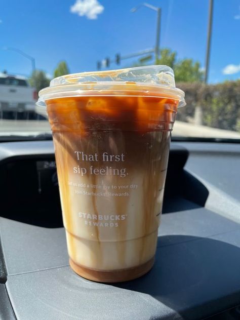 Iced Caramel Macchiato, Macchiato Recipe, Dunkin Donut, Iced Coffee Recipes, Iced Coffee Recipe, Coffee Matcha, Pretty Coffee, Coffee Obsession, Caramel Macchiato