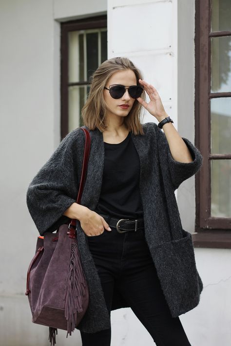 Mohair cardigan - SO IN CARMEL Tshirt Outfit, Women Fashion Edgy, Black Women Fashion, Mode Inspo, Tshirt Outfits, Mode Vintage, Looks Style, Style Chic, Mode Inspiration