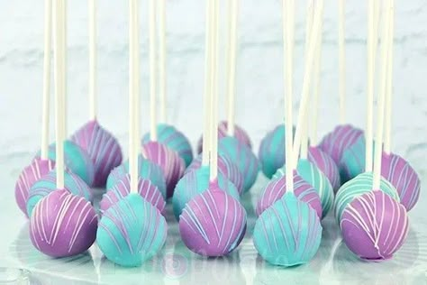 Mermaid Cake Pops, Purple Cake Pops, 4de Verjaardag, Ariel Birthday, Shower Desserts, Baby Shower Desserts, Mermaid Theme Party, Mermaid Baby Showers, Mermaid Parties