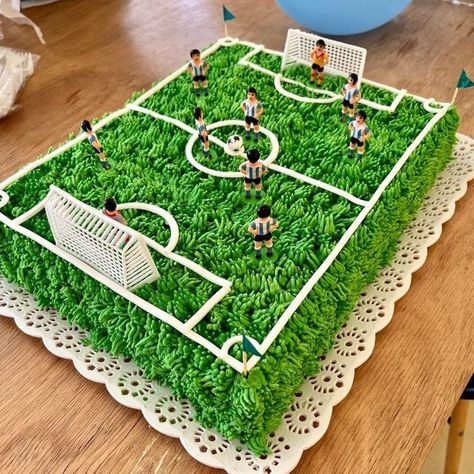 Soccer Field Birthday Cake, Soccer Cake Diy, Argentina Cake Ideas, Pastel Futbol Soccer, Birthday Cake Football Theme, Soccer Theme Birthday Cake, Soccer Cake Ideas For Boys, Soccer Field Cake, Soccer Cake Ideas