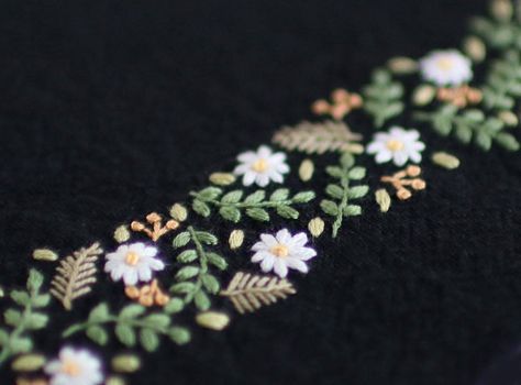 yula — ＊ . 🍃🌼🌿🌼🌱 . .... Sulaman Pita, Sashiko Embroidery, Hand Embroidery Patterns Flowers, Hand Embroidery Videos, Handmade Embroidery Designs, Hand Work Embroidery, Hand Embroidery Flowers, Pola Sulam, Embroidery Flowers Pattern