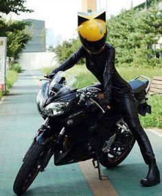 Female biker with cat ear motorcycle helmet Celty Durarara, Durarara Celty, Durarara!!, Celty Sturluson, Xe Ducati, Link Cosplay, Catwoman Cosplay, Female Biker, Epic Cosplay