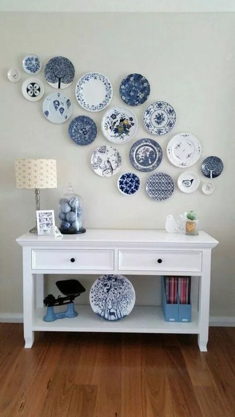 Blue And White Plates, Art Funky, Blue White Decor, Plate Wall Decor, Dekor Diy, Cabinets Diy, Plate Decor, Kraf Diy, White Plates