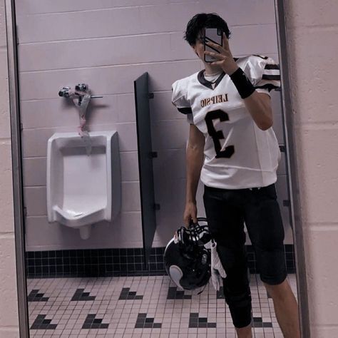 School Characters, High School Football Player, Ex Bf, American High School, College Guys, Cute Guy Pics, Football Uniform, American Football Players, Playing Football