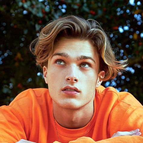 Middle Part Hairstyles Men, 1990s Hairstyles, Middle Part Haircut, Curtain Haircut, Middle Part Hairstyles, Mens Hairstyles Thick Hair, Wavy Hair Men, Men Haircut Styles, Boys Long Hairstyles