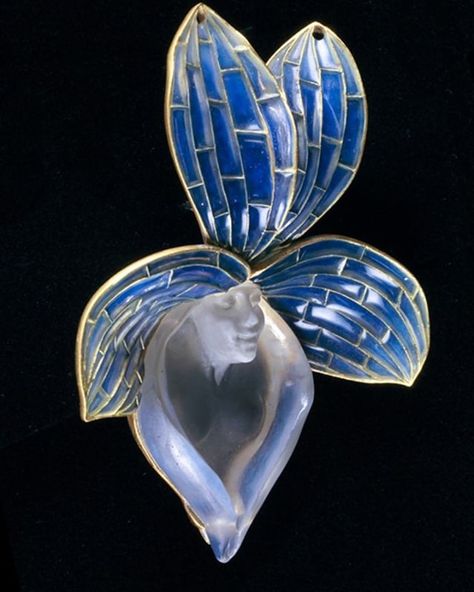 World Jewellery Heritage (@worldjewelleryheritage) • Instagram photos and videos Lalique Jewelry, Lalique Perfume Bottle, Woman Flower, Bijoux Art Nouveau, Rene Lalique, Face Pendant, Lalique Crystal, Edwardian Jewelry, Art Nouveau Jewelry