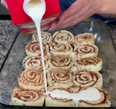 Pillsbury Cinnamon Roll Recipes, Cinnamon Roll Desserts, Canned Cinnamon Rolls, Easy Cinnamon Rolls Recipe, Pillsbury Cinnamon Rolls, Cinnabon Cinnamon Rolls, Cinnamon Roll Recipe Homemade, Cinnamon Roll Casserole, Cinnamon Rolls Easy