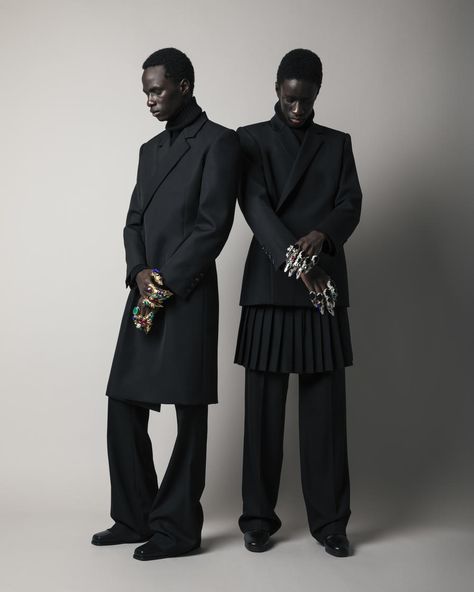 A/W 21/22 - Fashion Feed - WGSN Fashion Style Androgyne, High Fashion Men, Collegiate Style, Mens Editorial, Twelfth Night, Black Clothing, Androgynous Fashion, Style Noir, Fashion Weeks