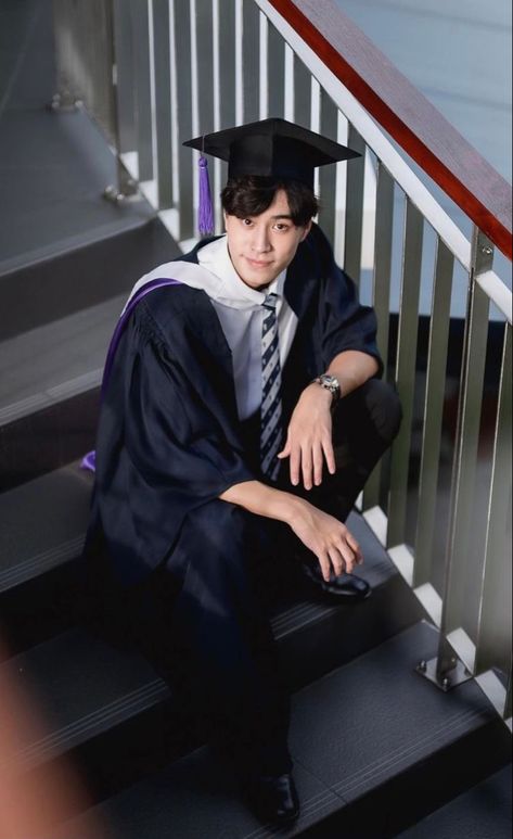 Gemini Gmmtv, Graduation Man, Male Graduation Pictures, Male Graduation, Graduation Photography Poses, Graduation Poses, Gemini Nt, Graduation Portraits, Graduation Picture Poses