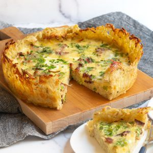 Hashbrown Crust, Quiche With Hashbrown Crust, Cheddar Quiche, Potato Crust, Frozen Hashbrowns, Breakfast Quiche Recipes, Bacon Quiche, Quiche Recipes Easy, Bacon Recipe