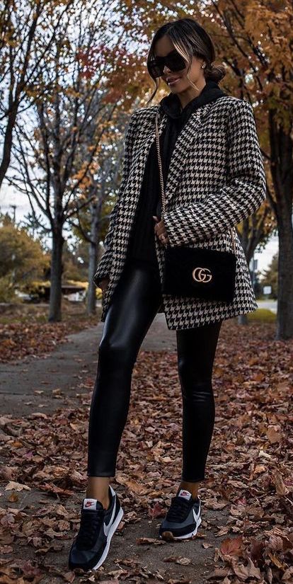 Chic Tennis Shoes Outfits, Black And White Checkered Jacket Outfit, Crop Plaid Jacket Outfit, Oversized Houndstooth Blazer Outfit, Black And White Plaid Blazer Outfit, Blazer And Sweatshirt Outfit, Black And White Coat Outfit, Houndstooth Coat Outfit, Houndstooth Blazer Outfit