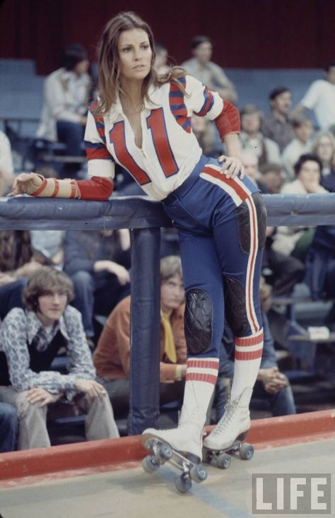 Behind the scenes photographs of Kansas City Bomber with Raquel Welch by Bill Eppridge for Life Magazine Rachel Welch, Five Jeans, Roller Derby Girls, Derby Girl, Roller Disco, Roller Skaters, Skate Girl, Roller Girl, Elizabeth Hurley