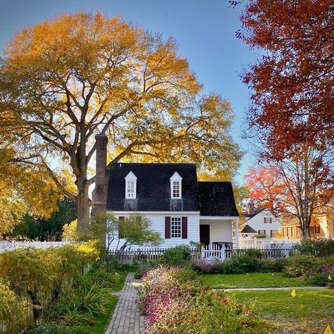 Williamsburg Inn, Little Cottages, Fall Getaways, Colonial America, Colonial Williamsburg, Modern City, Colonial House, Blue Skies, Fall Photos