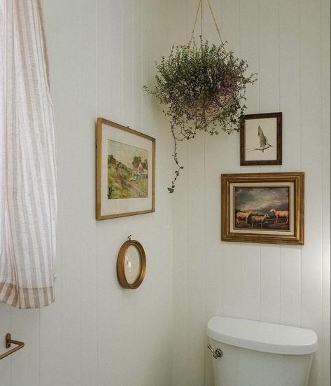 Classic Cottage Bathroom, Older Bathroom Decor Ideas, Vintage Cottage Wall Decor, Light Tan Bathroom Walls, Photo Wall Bathroom, Small Bathroom Ideas Cottage, Vintage Touches Home, Anthropologie Bathroom Inspiration, Cottage Core Bathroom Decor