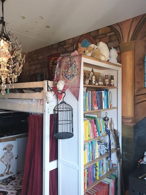 19 Pics Of My Daughter's Bedroom Turned Into Hogwarts Harry Potter Bedroom Ideas For Girls, Nerdy Bedroom, Hogwarts Bedroom, Harry Potter Themed Bedroom, Hogwarts Room, Harry Potter Bedroom Decor, Harry Potter Room Decor, Shared Girls Bedroom, Harry Potter Classroom