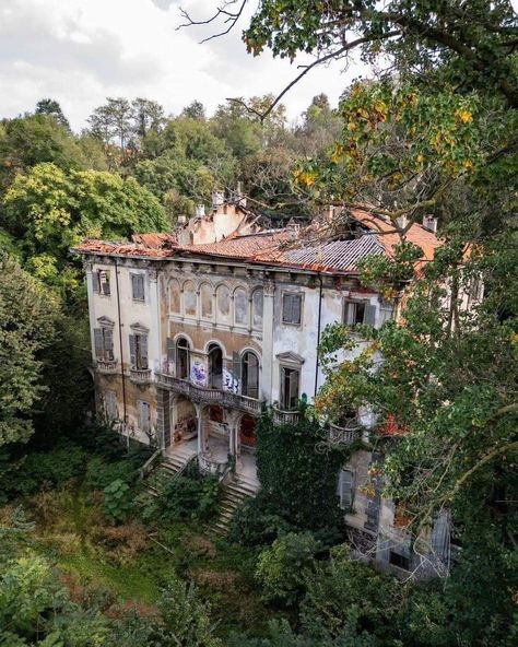 Italian Palace, Abandoned Property, Old Abandoned Houses, Abandoned House, Urban Exploration, Abandoned Houses, Urban Photography, Abandoned Places, Google Maps