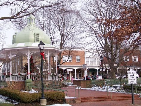 Real Towns Like Stars Hollow From Gilmore Girls Small Town Life, Stars Hollow, Outdoor Market, Oh The Places Youll Go, Historic Homes, Gilmore Girls, Small Town, South Park, Small Towns