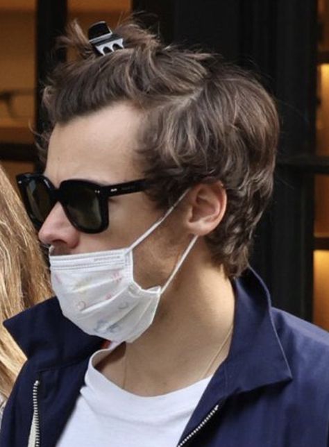 HS Candids on Twitter: "Harry out in London - March 15… " Harry Styles Sunglasses, Perfect Handwriting, Harry 1d, Mr Style, Harry Edward Styles, Edward Styles, Marry Me, Square Sunglasses Women, Harry Styles