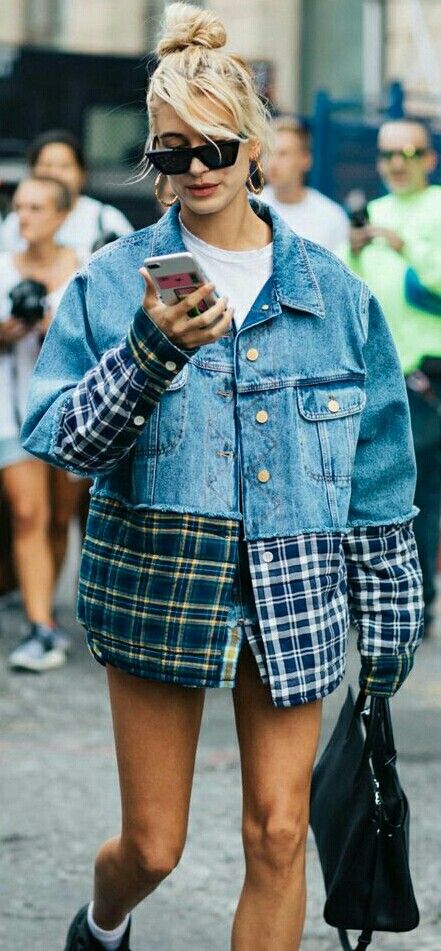 Denim. Hailey Baldwin Denim Jacket Diy, Street Grunge, Socks Outfit, Street Style New York, Grunge Denim, Look Grunge, Custom Denim Jacket, Moda Denim, Walking Down The Street