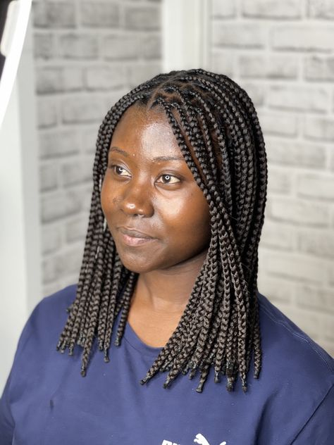 Short Knotless braids with a blunt cut Bob Length Box Braids, Short Single Braids, Knotless Short Braids, Shoulder Length Knotless Braids, Short Knotless Box Braids, Bob Knotless Braids, Knotless Braid Hairstyles, Short Knotless Braids, Short Knotless