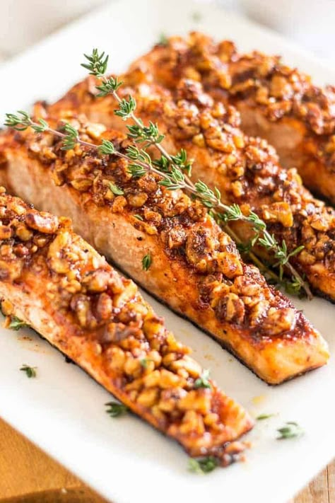 Maple Walnut Crusted Salmon |thehealthyfoodie.com Fall Salmon Recipes Healthy, Fall Seafood Recipes, Shredding Meals, Fancy Fall Dinner, Walnut Crusted Salmon, Dinner Ideas Salmon, Easy Fall Dinner Ideas, Easy Fall Dinner, Easy Fall Dinners