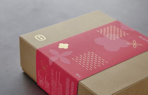 Cny Hampers Packaging Design, Christmas Packaging Design, Chinese Packaging, Bakery Packaging Design, Packaging Graphic Design, Tea Packaging Design, Chinese New Year Design, Day Lilies, Branding Design Packaging