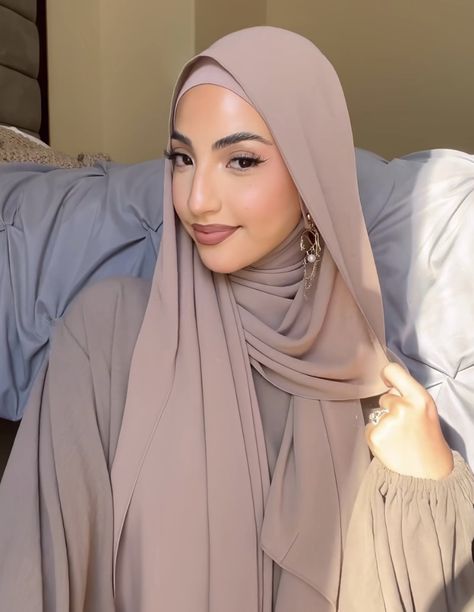 flowy full coverage non tight hijab style inspiration Full Coverage Hijab Styles, Tight Hijab Style, Hijab With Hair Showing, Flowy Hijab Style, Flowy Hijab Tutorial, Full Coverage Hijab Tutorial, Full Coverage Hijab, Jersey Hijab Style, Saree With Hijab