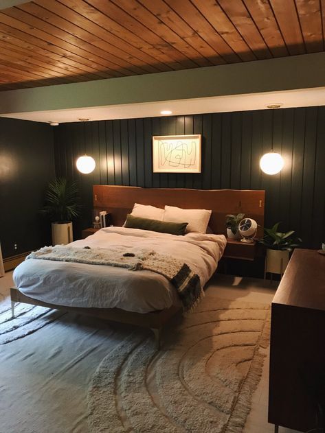 Mid Century Dark Bedroom, Rustic Mid Century Modern Bedroom, Mcm Moody Bedroom, Mid Century Luxury Bedroom, Vintage Masculine Bedroom, Masculine Mid Century Modern Bedroom, Dark Green Mid Century Bedroom, Moody Midcentury Modern Bedroom, Moody Mid Century Bedroom