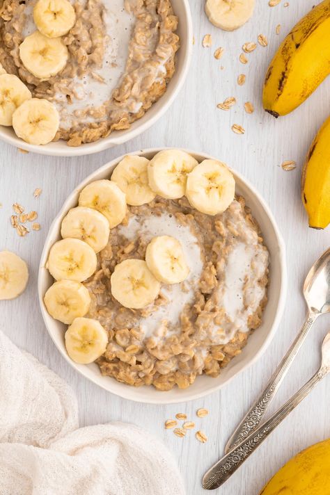 Bananas and cream oatmeal is thick, creamy, simple to make, uses whole ingredients and is gluten free, vegan, and dairy free! Bananas And Cream, Oatmeal With Banana, Peach Baked Oatmeal, How To Store Bananas, Easy Oatmeal Recipes, Banana Chia Pudding, Creamy Oatmeal, Protein Overnight Oats, 2b Mindset