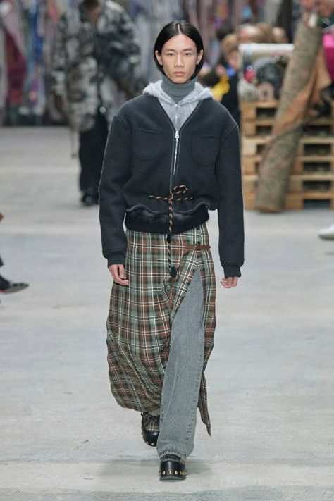 The ultimate guide to the men's fashion trends to know for Fall/Winter 2023-2024 | Vogue France Zara Fashion 2023, Punk Fashion Male, Fall 2023 Menswear, Customer Profile, Kilt Outfits, Runway Inspiration, Mens Fashion Week, Menswear Fashion, Mode Inspo