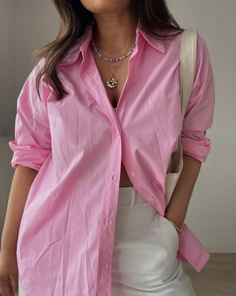 how to style bright coloured clothes Poplin Shirt Outfit, Oversized Blouse Outfit, Pink Shirt Outfit, Ladylike Outfits, Oversized Shirt Outfit, Looks Adidas, Cute Summer Dresses, Tshirt Outfits, Blouse Outfit