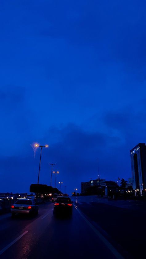 Blue Hour Photography, Photo Bleu, Blue Aesthetic Dark, Dark Blue Wallpaper, Everything Is Blue, Blue Wallpaper Iphone, Night Scenery, Pretty Landscapes, Night Vibes