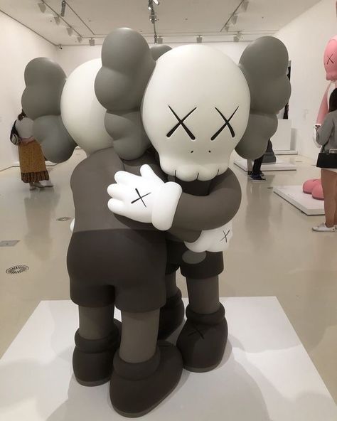 Brian Donnelly, now known as @kaws, studied illustration at the School of Visual Arts in New York. Before he achieved success as an artist, he worked as a background painter on animated series such as Disney’s 101 Dalmations, and cult shows Daria and Doug. Halloween Kaws Wallpaper, Kaws Icons, Wallpaper Iphone Kaws, Brian Donnelly, Kaws Iphone Wallpaper, Kaws Wallpaper, 101 Dalmations, School Of Visual Arts, Wallpaper Purple