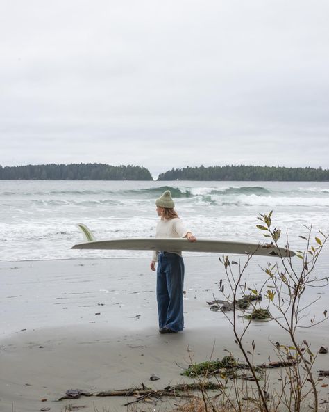 Winter Surfing Aesthetic, Surfer Vibes Aesthetic, Salted Granola Outfits, Surfer Girl Outfits, Salted Granola, Surfing Aesthetic, Surf Aesthetic, Hippie Aesthetic, Surfer Style