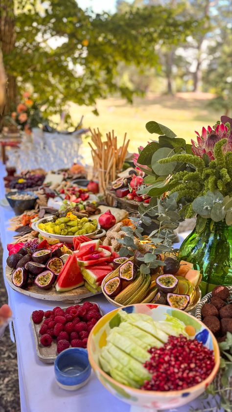 Wedding buffet food fruits chesse board grape falafels Family Style Buffet Wedding, Veggie Wedding Food, Vegan Wedding Buffet, Fruit Station Wedding, Wedding Fruit Bar, Fruit At Wedding, Wedding Fruit Decoration, Colombian Wedding Food, Fruit Platter Wedding