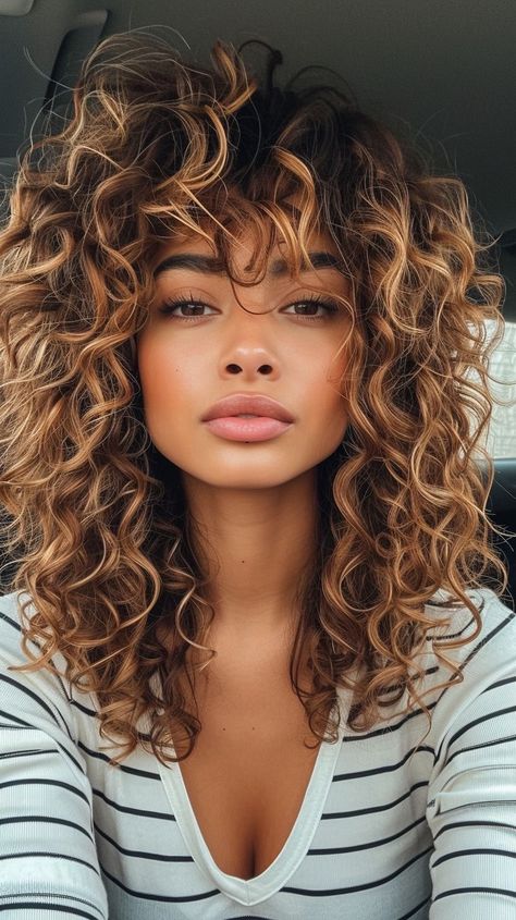 Curly Hair With Bangs Color Ideas, Short Curly Haircuts Thick Hair, Hair Color For Natural Curly Hair, Mixed Brown Hair, Long Curly Bob With Bangs, Bronde Haircolor Curly, Pink Highlights In Brown Hair Curls, Winter Curly Hair Color, Curly Hair Balayage Caramel