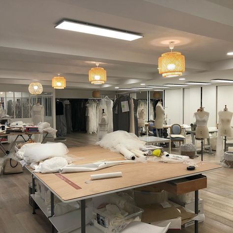 Fashion Designer Atelier, Fashion Studio Aesthetic, Fashion Design Studio Workspaces, Fashion Designer Office, Atelier Aesthetic, Atelier Ideas, Atelier Design, Fabric Store Design, Design Studio Workspace