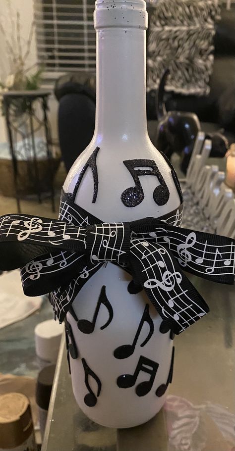 Music Note Table Centerpiece, Music Themed Centerpieces Diy, Music Banquet Decorations, Microphone Centerpiece Ideas, Rock Party Decorations, Music Theme Wedding, Music Centerpieces, Music Table, Sweet 16 Inspo