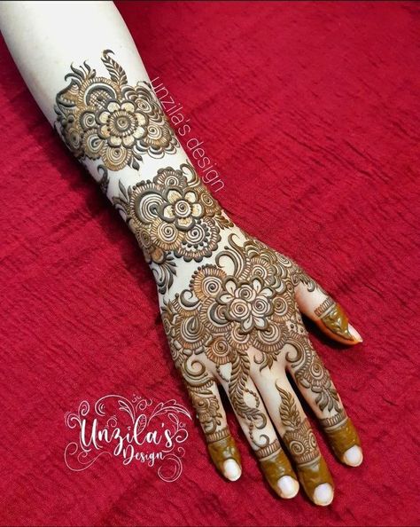 Soo beautiful dubai back hand mehndi designs collections 2022 Khafif Mahendi Design Front Hand, Mehandi Design Arabic Latest, Kafif Design Front Hand, Khafif Full Hand Mehndi Design, Back Hand Mehndi Designs Dubai, Mehandi Designs Khafif, Kafif Design Back Hand, Henna Back Hand Designs, Latest Arabic Mehndi Designs Back Hand