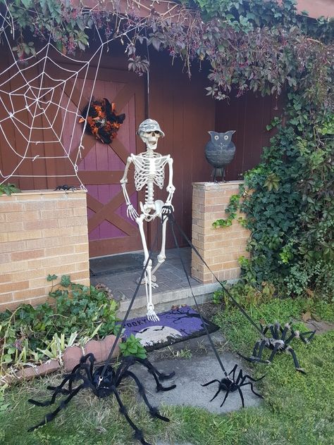 Funny Yard Skeleton Ideas, Funny Skeleton Yard Decorations, Funny Outdoor Skeleton Display, Hilarious Skeleton Decorations, Skeleton Decorations Outdoor, Ideas For Front Yard, Skelton Yard Decorations Funny, Skeleton Ideas, Halloween Camping