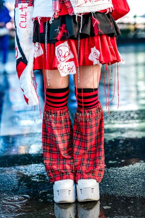 Harajuku Outfit, Kawaii Street Fashion, Acdc Rag, Punk Street Style, Harajuku Girl, Fruits Magazine, Harajuku Punk, Patch Pants, Harajuku Fashion Street